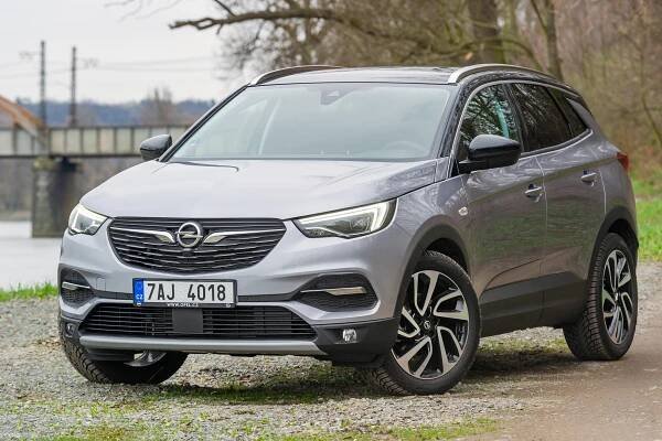 České tankodromy zvládne na jedničku! Co ještě umí nové SUV od Opelu? A co říkáte na cenu?