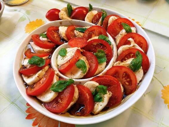 Tomaten Mozzarella Salat mit Basilikum Rezept | Insalata Caprese Recepty, Svačiny, Mozzarella, Salát