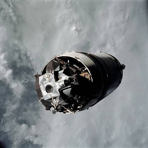 Pohled na lunární modul Apolla 9 před spojením s velitelskou sekcí a vytažením z třetího stupně nosné rakety na oběžné dráze Země – NASA