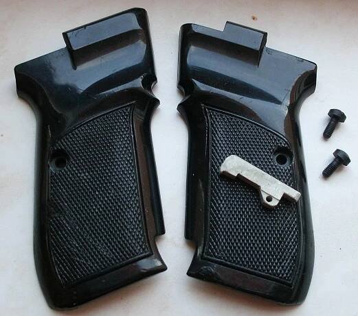 Pistole ČZ  vz 82,83 Makarov  9 mm , 9 mm Brow.  pažbičky + vytahovač  - Sběratelské zbraně