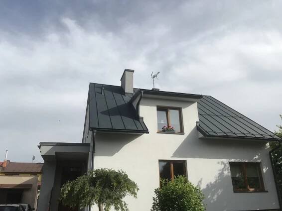 Oprava střechy RD Trutnov HSM, falcovaná krytina PREFA