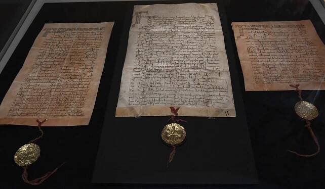 Zlatá bula sicilská pochází z roku 1212. Vydal ji tehdy římský a sicilský král a budoucí císař Fridrich II. ve prospěch českého krále Přemysla Otakara I. Listina přiznávala českému panovníkovi řadu práv, zejména dědičnost královského titulu.