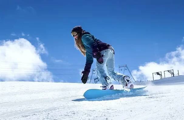 Dvě lyže, na kterých se surfuje. Jak vznikl snowboard?