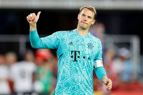 Manuel Neuer schytal kritiku od taxikáře, který ho usilovně naháněl, aby brankáři vrátil peněženku.