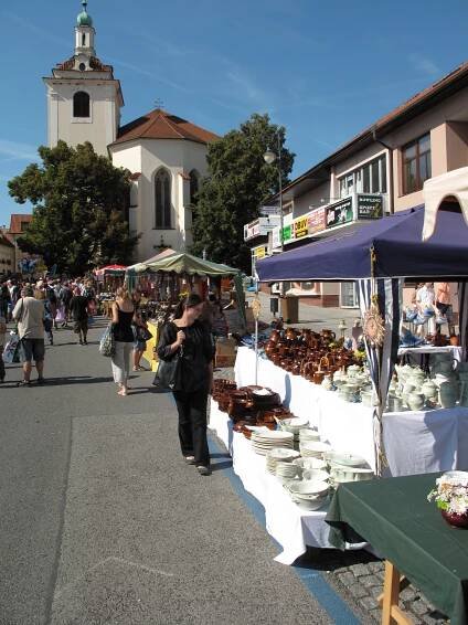 Soubor:Hrnčířské trhy Beroun 2011, pohled ke kostelu.JPG
