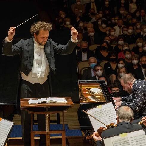 Protagonistou zahajovacího koncertu bude jeden z mezinárodně nejúspěšnějších českých klavíristů Lukáš Vondráček za doprovodu Symfonického orchestru hlavního města Prahy FOK.