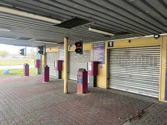 Parkovací dům KOMA v Ostravě-Svinově zeje už druhým rokem prázdnotou, 10. dubna 2025.