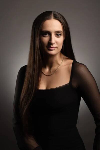 Amanda Lewis Headshot