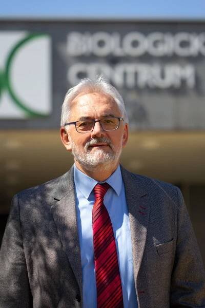Každá šarže vakcíny musí projít schválením, říká profesor Libor Grubhoffer