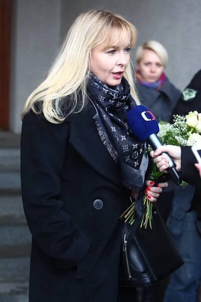 FOTO: Za pozůstalé s médii pohovořil zpěvák Petr Rezek, moderátor Alexandr Hemala a pak tato blondýna, která byla na akci nejhezčí pozůstalou. – stránka 6