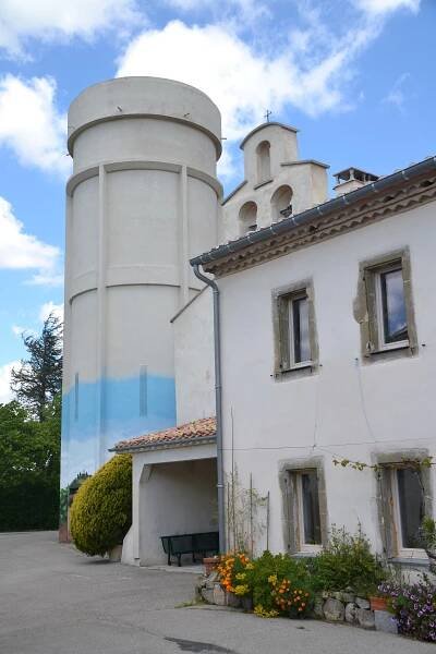 Súbor:Hounoux, château d'eau et église.jpg – Wikipédia