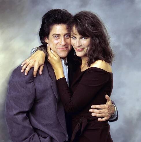 Jamie Lee Curtis and Richard Lewis in Anything But Love (1989)