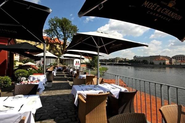 Kampa Park - luxusní restaurace, letní terasa / zahrádka - Praha - České dědictví UNESCO