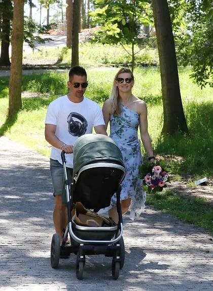 Plekanec vyvedl šťastnou rodinku: Šafářová v centru Prahy vysadila strom!