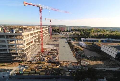 Stavba nové budovy Centra kardiovaskulární a transplantační chirurgie úspěšně pokračuje