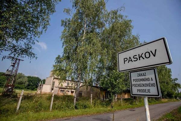 Pozemky v Paskově, kde je plánována novostavba fotbalového hřiště. Součástí areálu bude rovněž bistro a sociální zázemí, 22. června 2023, Paskov.