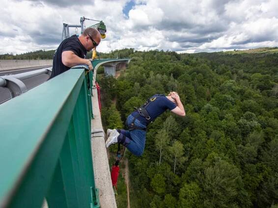 Bungee jumping z mosta