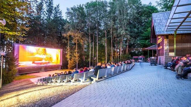 Digitalizované letní kino v Černé v Pošumaví zahajuje šedesátou sezonu