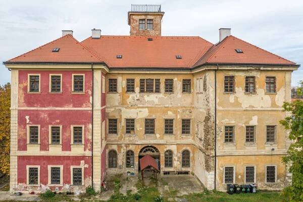 Točil se tu Van Helsing. Teď zámek ze 17. století prodává stát v aukci za sto milionů