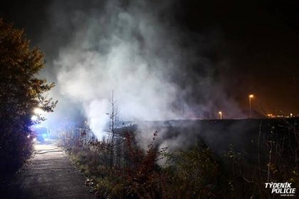 Na okraji pražských Řep hořel tesko objekt, hasiči vyhlásili II. stupeň požárního poplachu