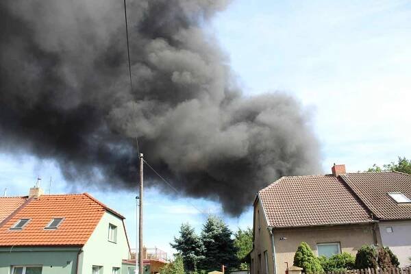 Boj s ohněm na Karlově skončil. Příčina požáru je zatím neznámá