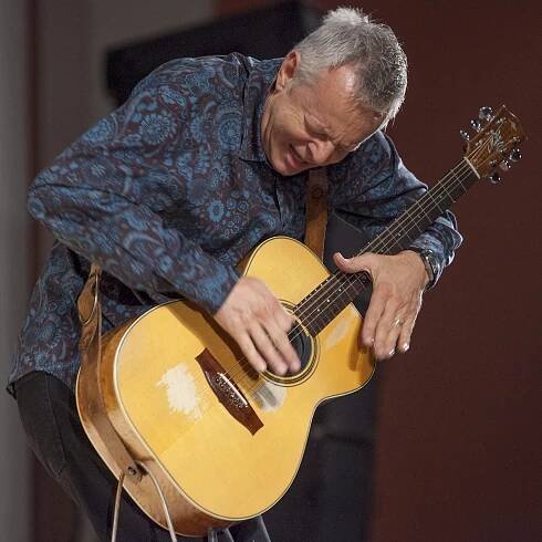 Tommy Emmanuel: *31.5.1955, australský kytarista s výjimečnou technikou hry