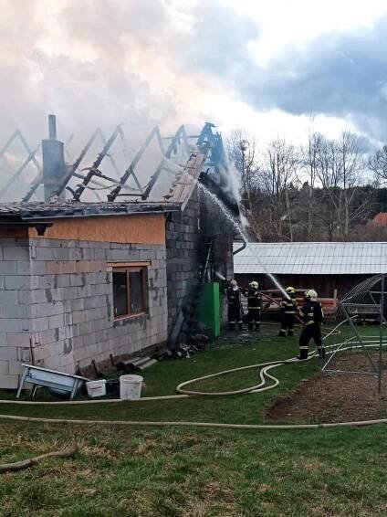 Rozsáhlý požár zničil truhlářskou dílnu na Vsetínsku | Region Valašsko
