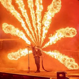 Soubor:Rammstein in LA Till Lindemann's Fire Jetpack (52388035720).jpg – Wikipedie