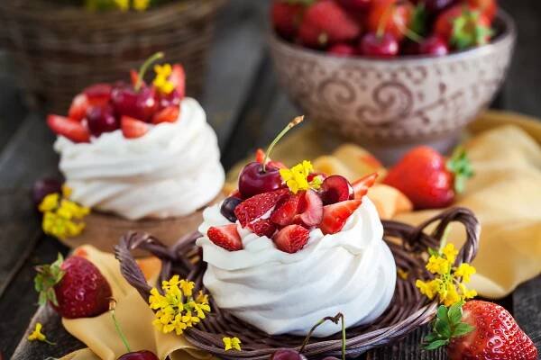Recept: Mini Pavlovovy jahodové koláče jsou sladkou symfonií, která tančí na patře
