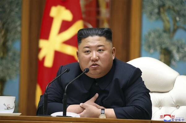 Kim Čong-un je naživu! Se sestrou vyšel ven, KLDR ukázala fotky z otevření továrny