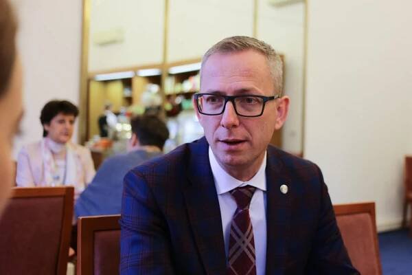 Poslanec Jiří Navrátil je jedním z mála českých politiků, kteří se odhodlali ke coming outu. Foto: Adam Hecl, Deník N