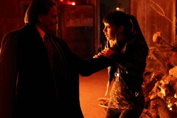 Dívka odjinud - Lachlan's Gambit - Z filmu - Raoul Max Trujillo, Ksenia Solo
