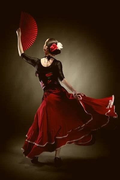 Mladé ženy tančí flamenco na černém — Stock obrázek