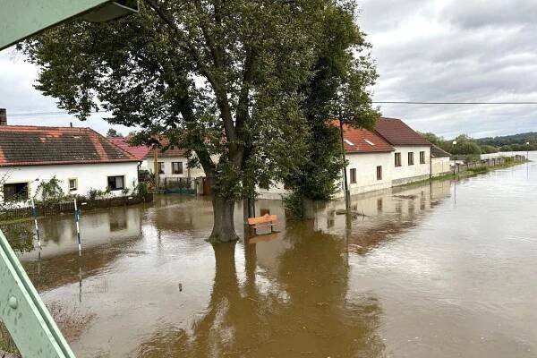 Jak pomoci lidem zasaženým záplavami? Sbírky vyhlásil Člověk v tísni, Adra nebo Červený kříž