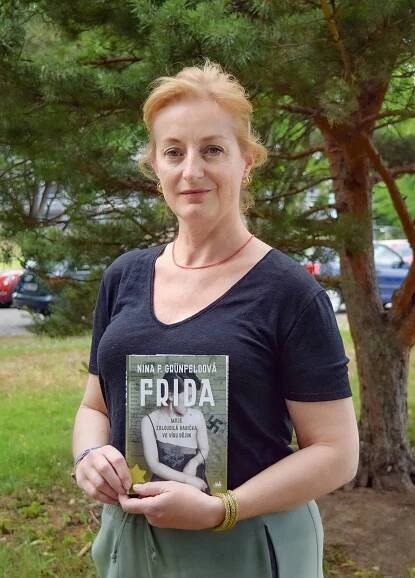 Nina Grünfeldová s knížkou, kterou o své babičce napsala. 