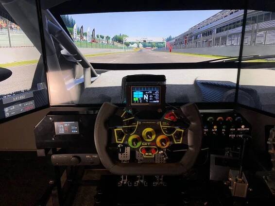 Jízda na promakaném simulátoru závodního auta pro 1–4 řidiče