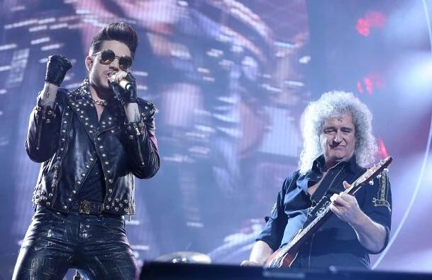 Známé písně, skvělá show a výborný Adam Lambert, to bylo vystoupení Queen