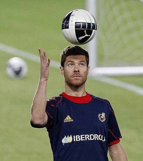 Xabi Alonso ukazuje své dovednosti během tréninku španělské reprezentace na pražské Letné.