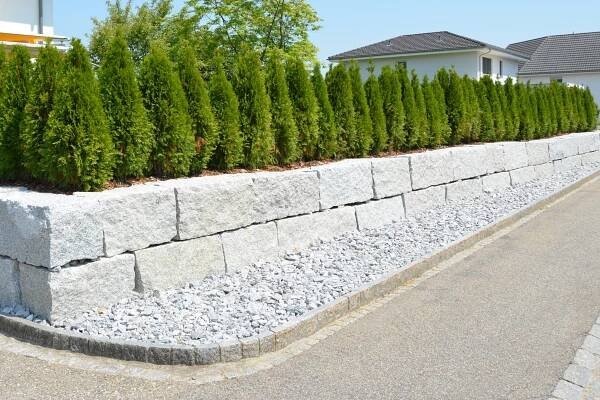 Gartenmoebel, Mauerstein, Steintisch, Feuerstelle, Feuer im Garten, Feuertisch, Findlinge zum Garten, Produkte aus Findlingen