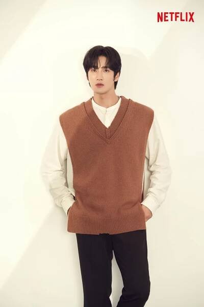 Ahn Bo Hyun zavzpomínal na erotickou scénu v My Name a vyjádřil přání zahrát si v romantickém seriálu se sladkým koncem