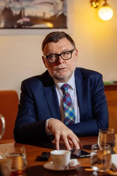 Stanjura má čísla, že Češi omezili alkohol. Schillerová mu nevěří, na ministra útočí
