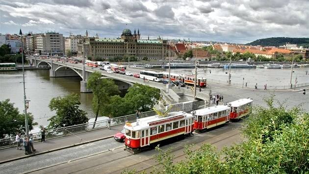 Prahou projel jedinečný slavnostní průvod starých a nových tramvají - iDNES.cz
