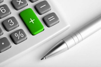 Kalkulačka a pera. Navíc tlačítko zelené — Stock Fotografie © duskbabe #1700438