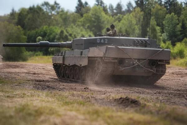 Armáda ČR získá další tanky Leopard 2A4, vláda dnes projednala jejich nákup | MAGNET PRESS