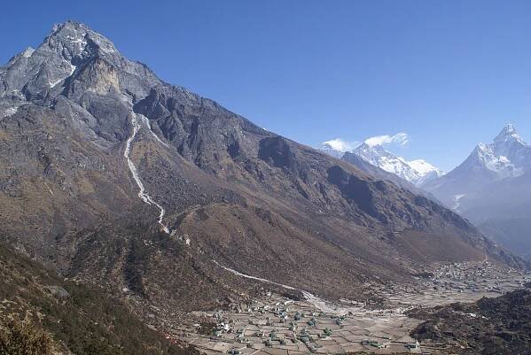 Hora Khumbila nad vesnicemi Khumdžung a Kunde. V pozadí jsou vidět hory Mount Everest, Lhoce a Ama Dablam.