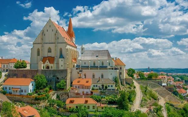 Znojmo v obklopení vinic: Rodinný Hotel N *** s polopenzí, láhví vína, návštěvou cukrárny a odpočinkem v sauně