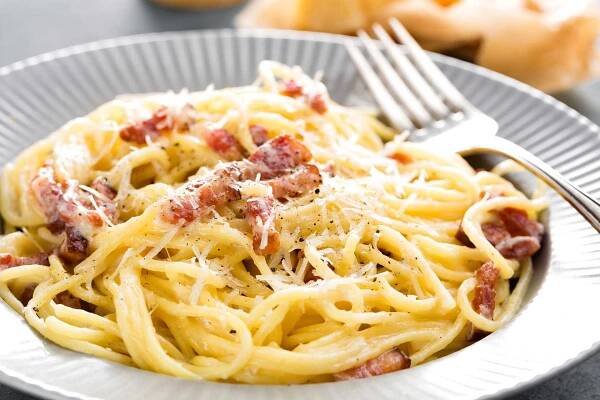 Traditional spaghetti alla carbonara: authentic Roman flavor with extra virgin olive oil