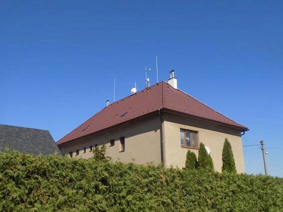Výměna střešní krytiny Bramac, bytový dům Velký Třebešov