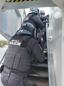 VIDEO: Ozbrojený muž na lodi. Strážníci cvičili zásah na Brněnské přehradě
