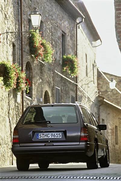 Jeden z nejlepších mercedesů všech dob? Před více než 35 lety přišel W124 se spoustou pokrokových řešení a svým často majitelům slouží dodnes